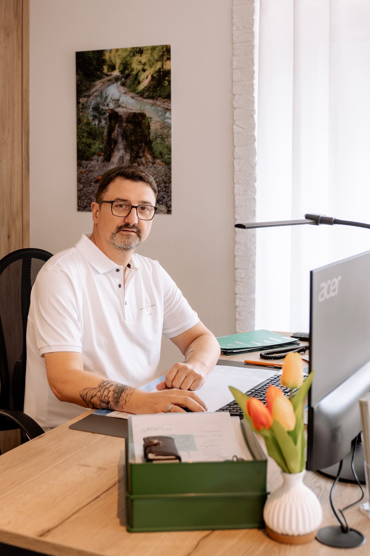 Thorsten Vering-Zech, Geschäftsführer von Schöner Leben Alltagshelfer, an seinem Schreibtisch im Büro Heiden
